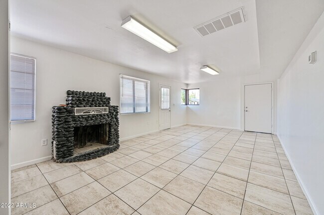 Building Photo - 3949 E Earll Dr