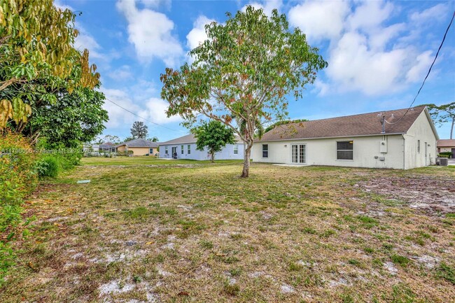 Building Photo - 665 NE Horizon Ln