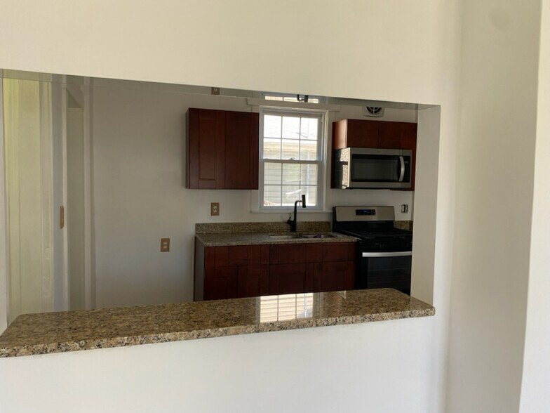 Building Photo - 2537 Vincent Ave