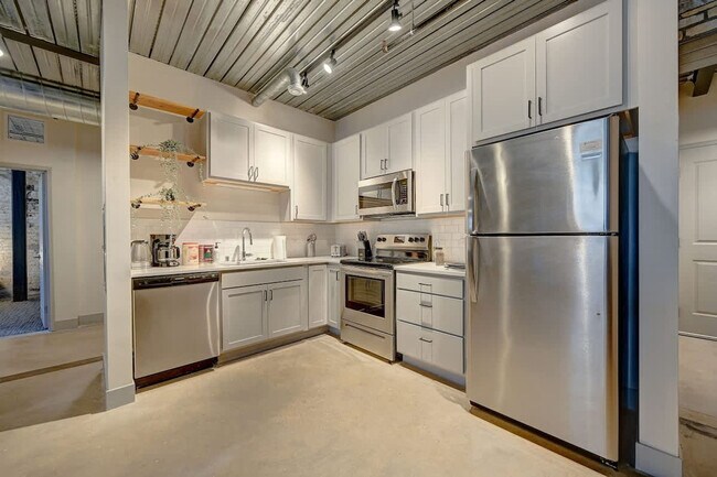 Building Photo - 1011 W Juneau Ave