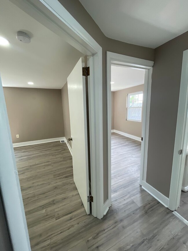 Building Photo - Beautifully renovated 5 bed 2 bath home re...