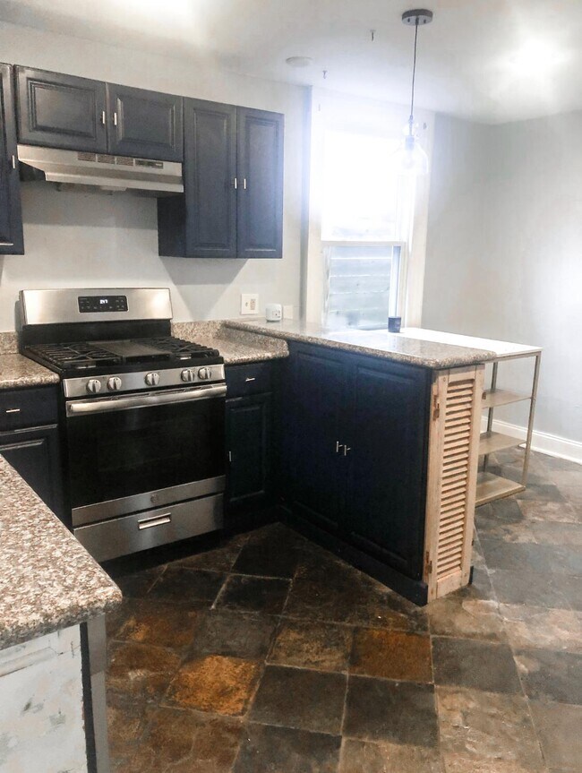 Dine-in Kitchen - 2113 Toledano St