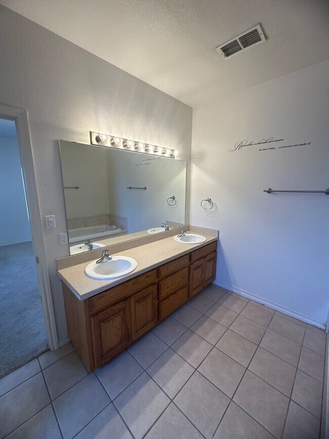 Building Photo - 3 Bed 2 Bath Home Available 10/13