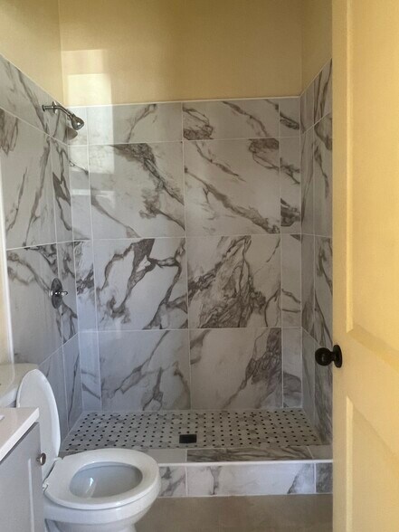 Shower - 1619 Primavera Ln