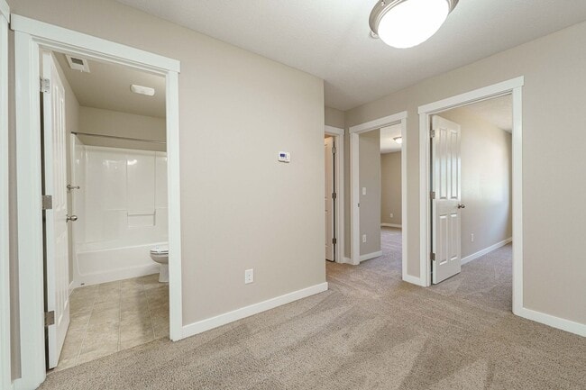 Building Photo - ASK ABOUT AUGUST MOVE IN SPECIAL 3 Bedroom...
