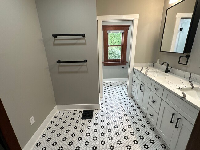 Building Photo - Short North / Victorian Village Single Family House!
