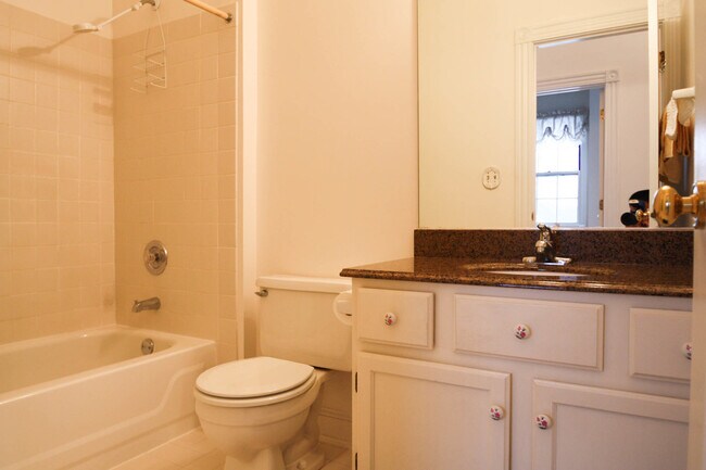 Building Photo - 648 W Parkside Dr