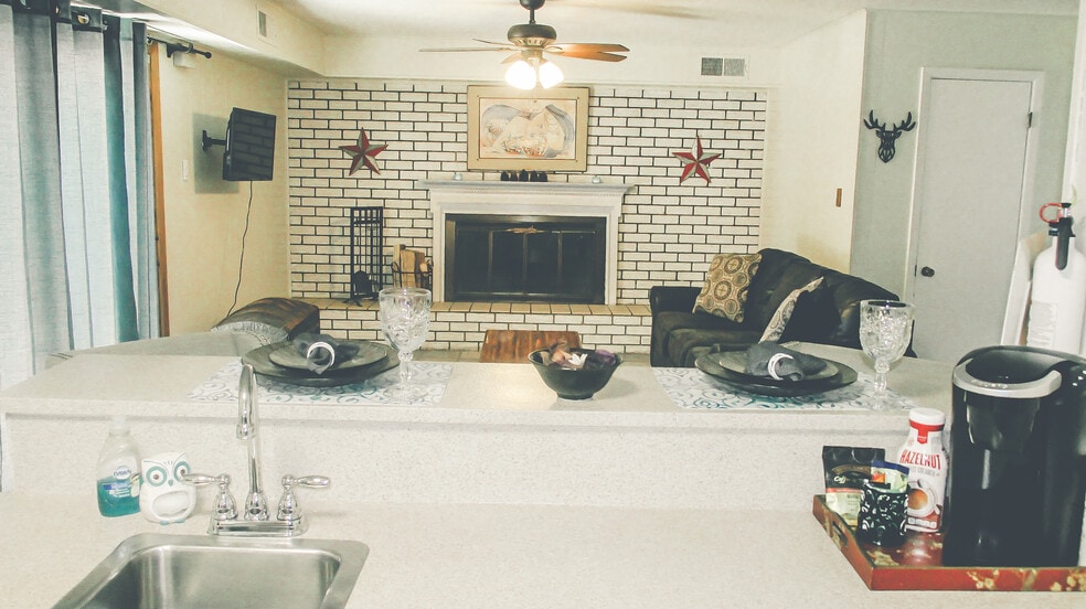 Building Photo - 8301 Comanche Ct NE