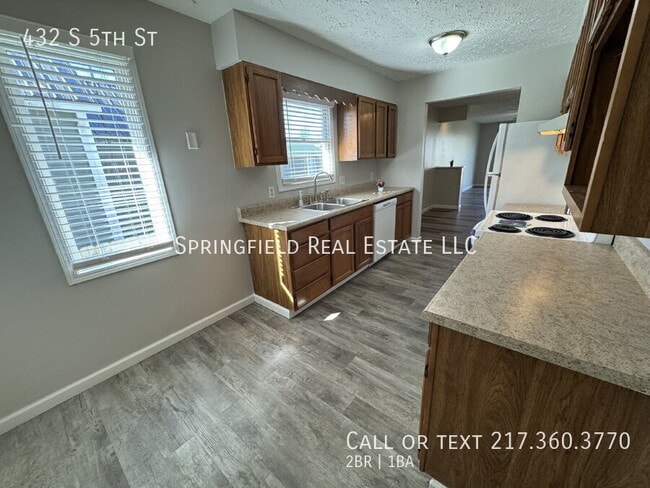 Building Photo - 432 S 5th St