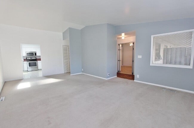 Building Photo - Clean Townhouse Centrally Located on the B...