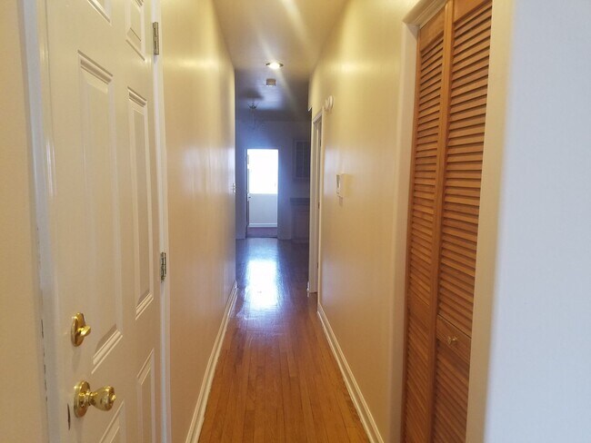 Building Photo - South Shore Gem