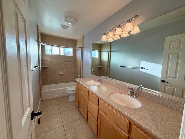 Building Photo - Beautiful 3 Bedroom 2.5 Bathroom Single Fa...