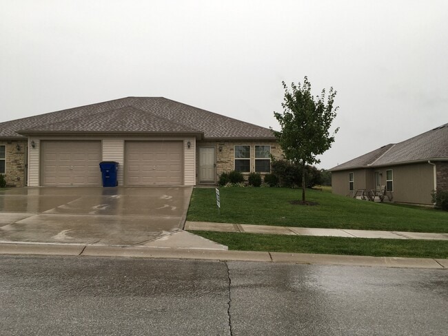 Primary Photo - 3 Bed 2 Bath Single Level Duplex in Lee's Summit