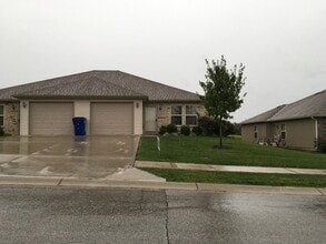 Building Photo - 3 Bed 2 Bath Single Level Duplex in Lee's Summit