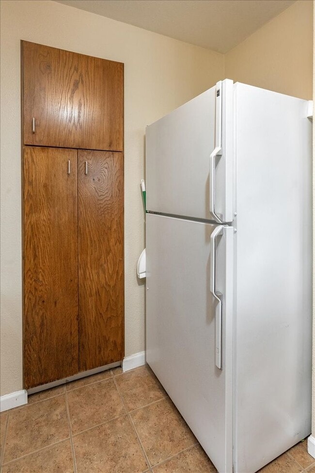 Building Photo - Charming Furnished Condo in Taku/Campbell ...