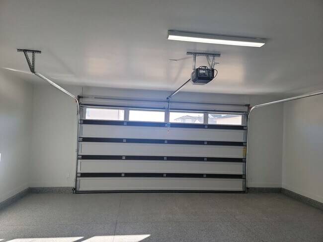 Building Photo - Live in the Desirable Desert Color Community!