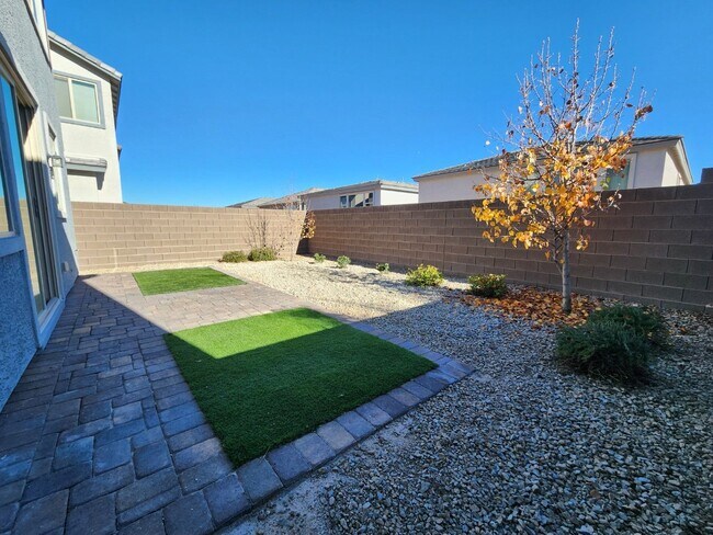 Building Photo - Spring Valley close to Restaurants and Shopping