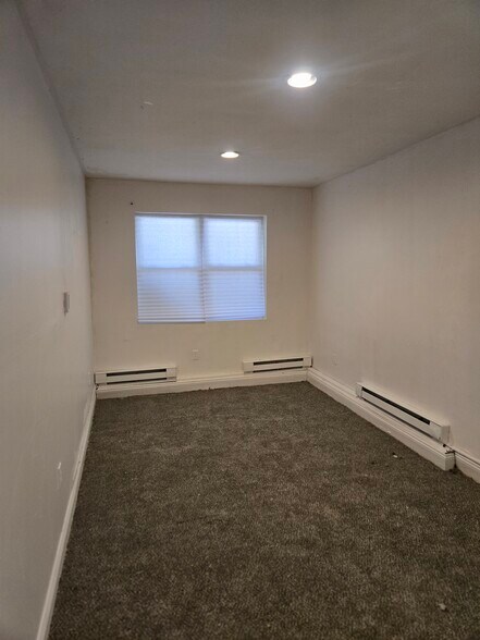 Building Photo - 945 E 220th St