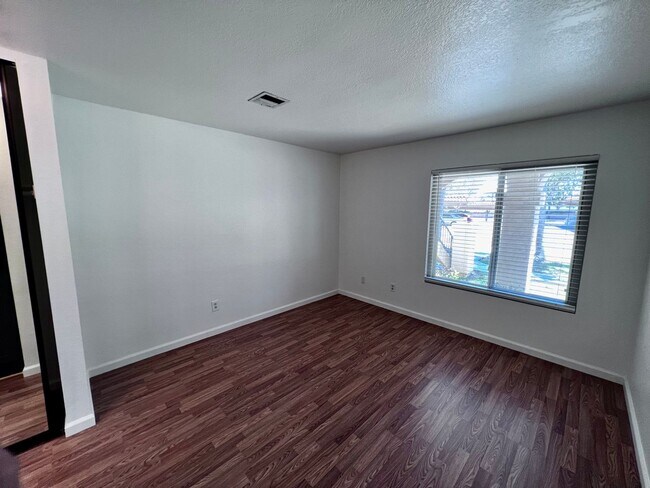 Building Photo - Newly Renovated 2B/2BA Condo in Mira Mesa!
