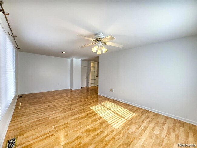 Building Photo - 806 N Altadena Ave