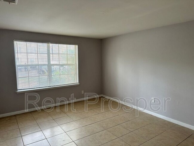 Building Photo - 4180 Versailles Dr