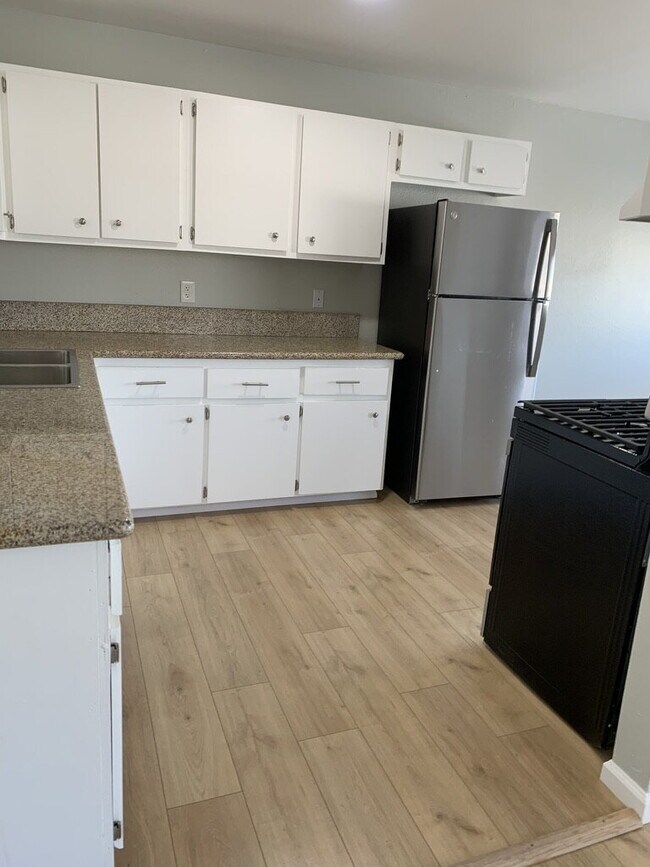 Building Photo - Updated Unit with Vinyl Floors & Stainless...