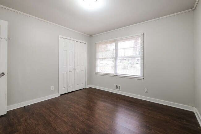 Building Photo - 1201 Valerie Woods Dr