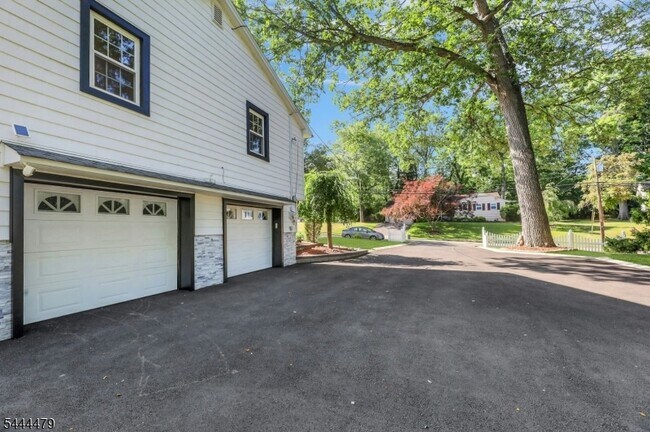 Building Photo - 11 Rande Dr