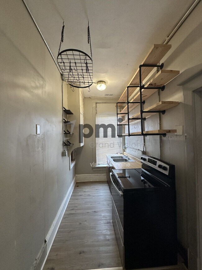 Building Photo - 601 1/2 Monroe Avenue