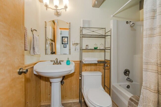 Upstairs - Bath w/ shower & tub - 14234 Glacier View Dr