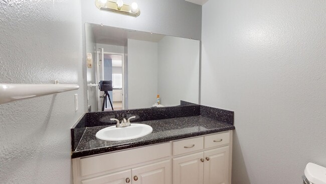 Building Photo - Spacious 5-Bedroom Family Home Available for Long Term Rent!