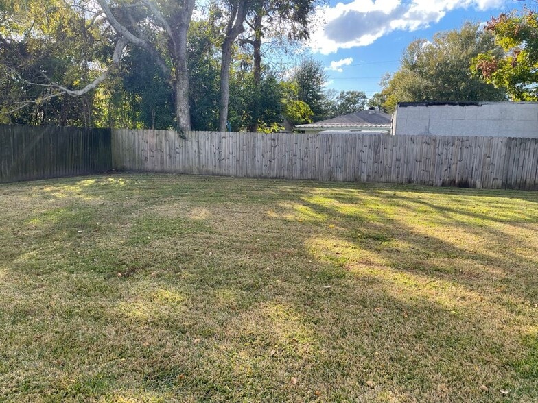 Building Photo - 1824 Hickory Ave