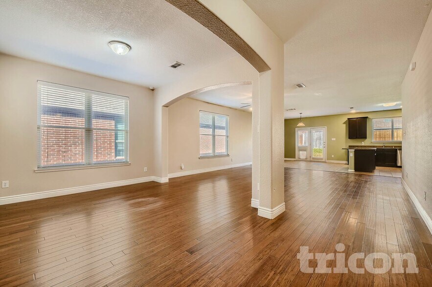 Building Photo - 1735 Oak Glen Dr