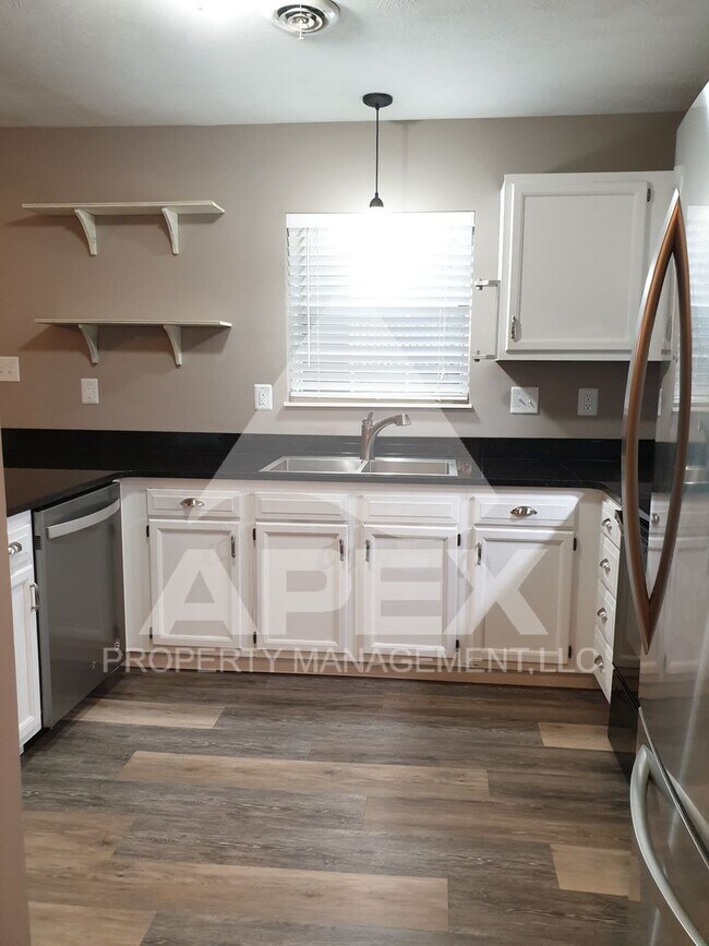 Building Photo - Beautiful 3 Bd 2.5 Ba Single Family Home in West Knoxville!!