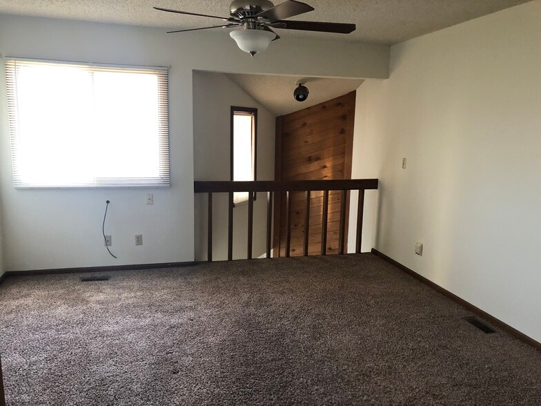 Master bedroom - 8713 W Thurman St