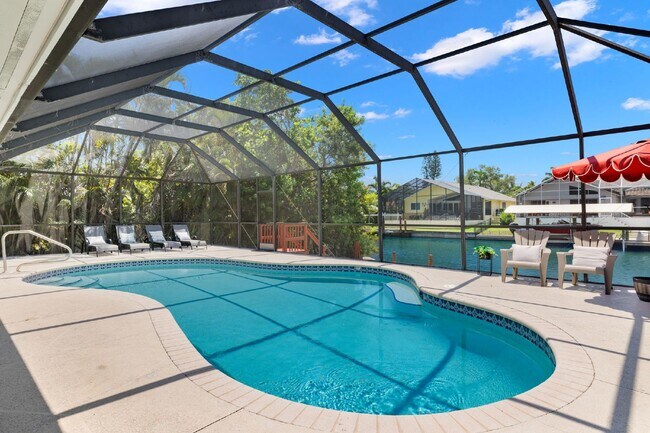 Building Photo - Naples Park Pool home - walking distance to the beach!