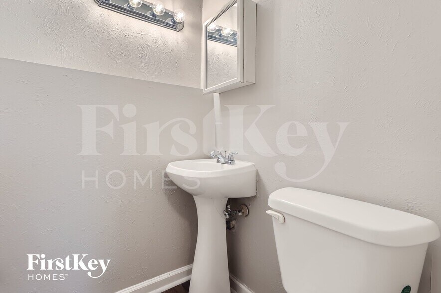 Building Photo - 917 Montclair Dr