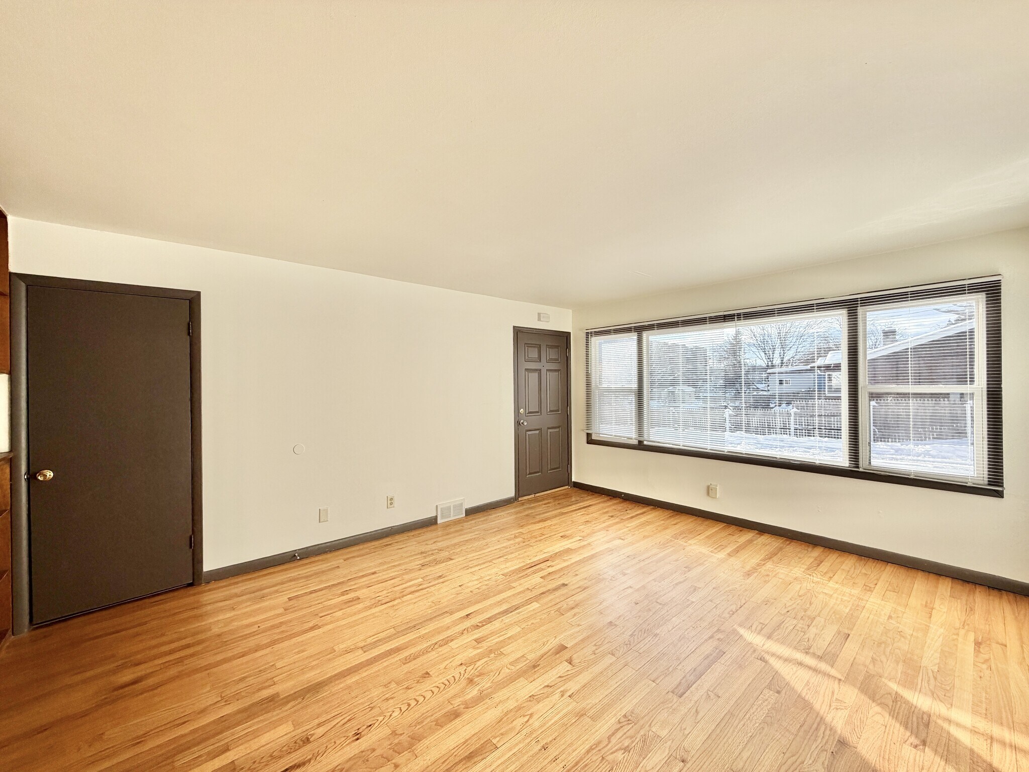 Building Photo - 2113 Lake Point Dr