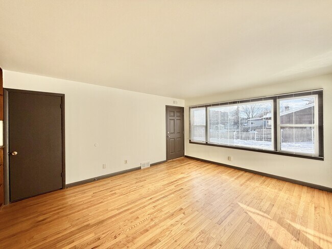 Building Photo - 2113 Lake Point Dr