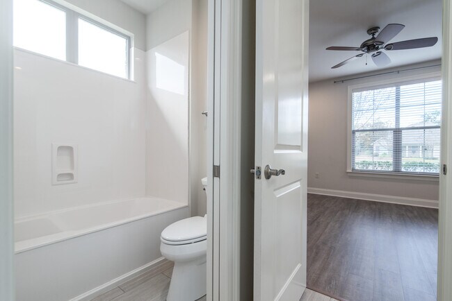 Building Photo - 718 Woods Dr