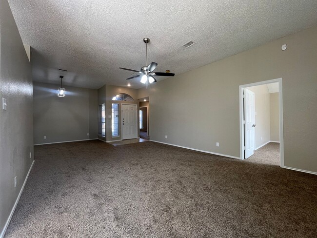 Building Photo - AVAILABLE NOW 3 Bedroom 2 Bath Home in For...