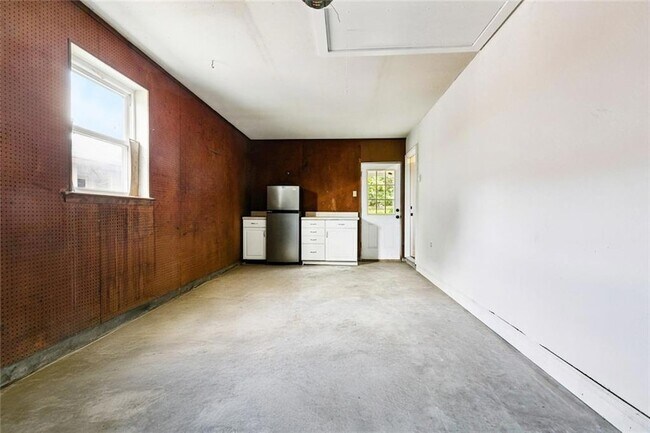 Building Photo - 1433 Poinsettia Dr