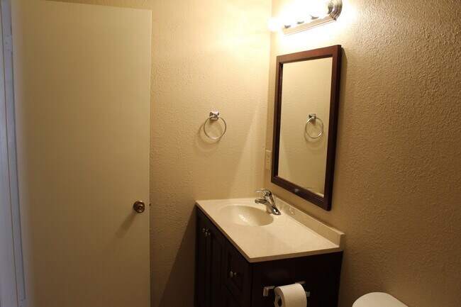 Building Photo - South Scottsdale Home with garage and priv...