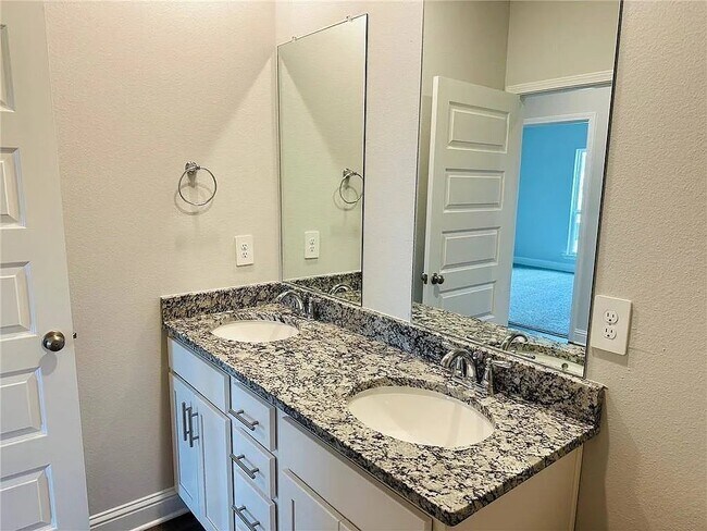 Building Photo - 1557 Redland St N