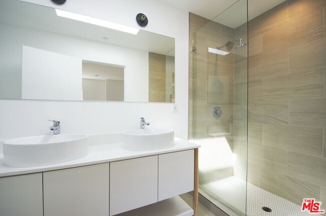 Building Photo - 860 S Wilton Pl