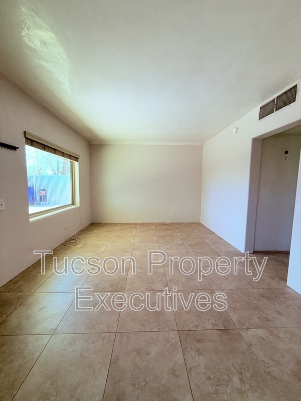 Building Photo - 2925 N Estrella Ave