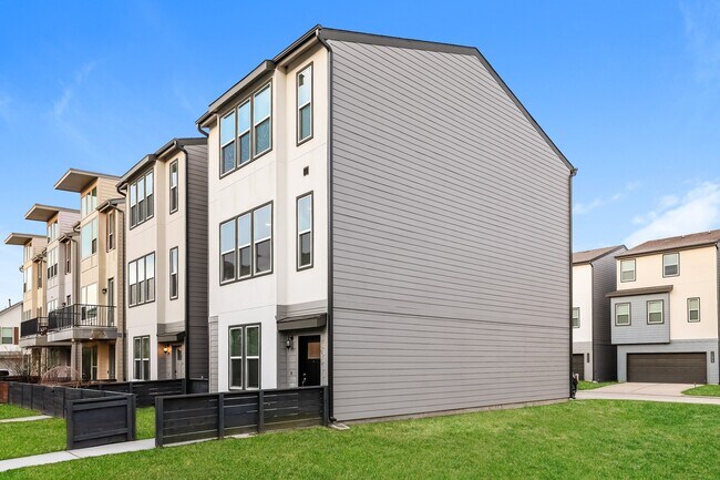 Building Photo - 18519 Centro Row