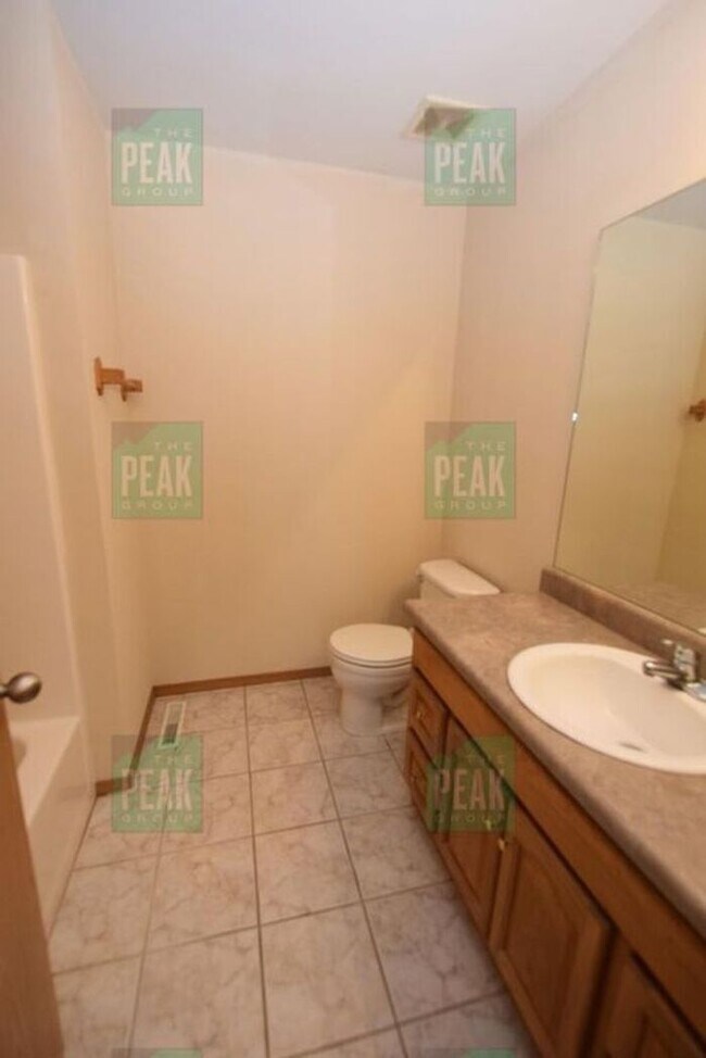 Building Photo - Home For Rent In Aurora