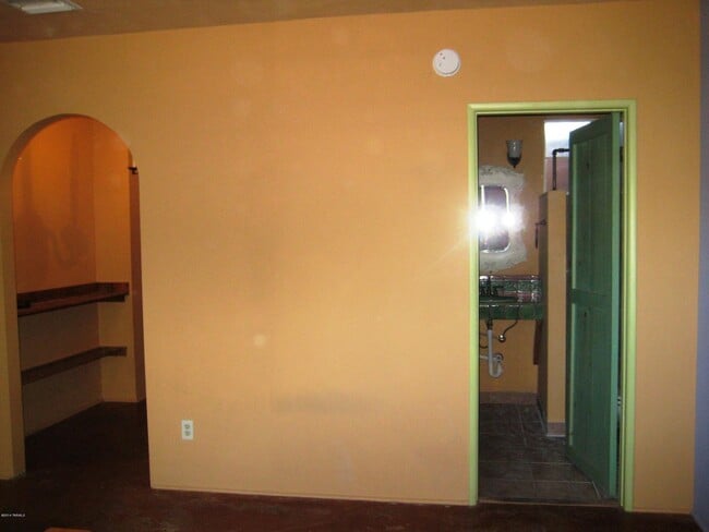 Building Photo - Studio, 1 bath, shared pool! All Utilities Included!