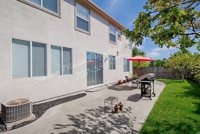 Building Photo - 4 Bedroom Home Corner Lot ~ 1 bedroom on 1st evel ~ 3 Full Bathrooms